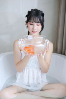我和闺蜜在公交被八个人挤倒